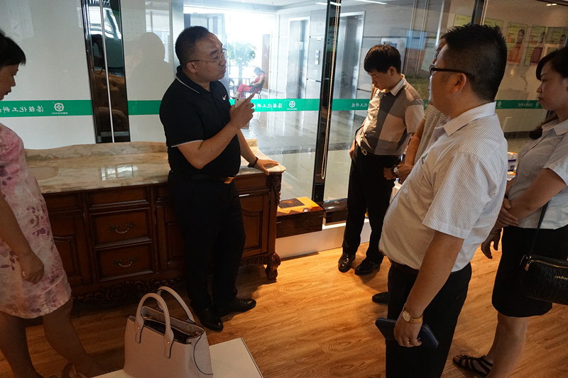 李江會(huì)長(zhǎng)對(duì)漆強(qiáng)化工的企業(yè)文化、產(chǎn)品品質(zhì)確認(rèn)