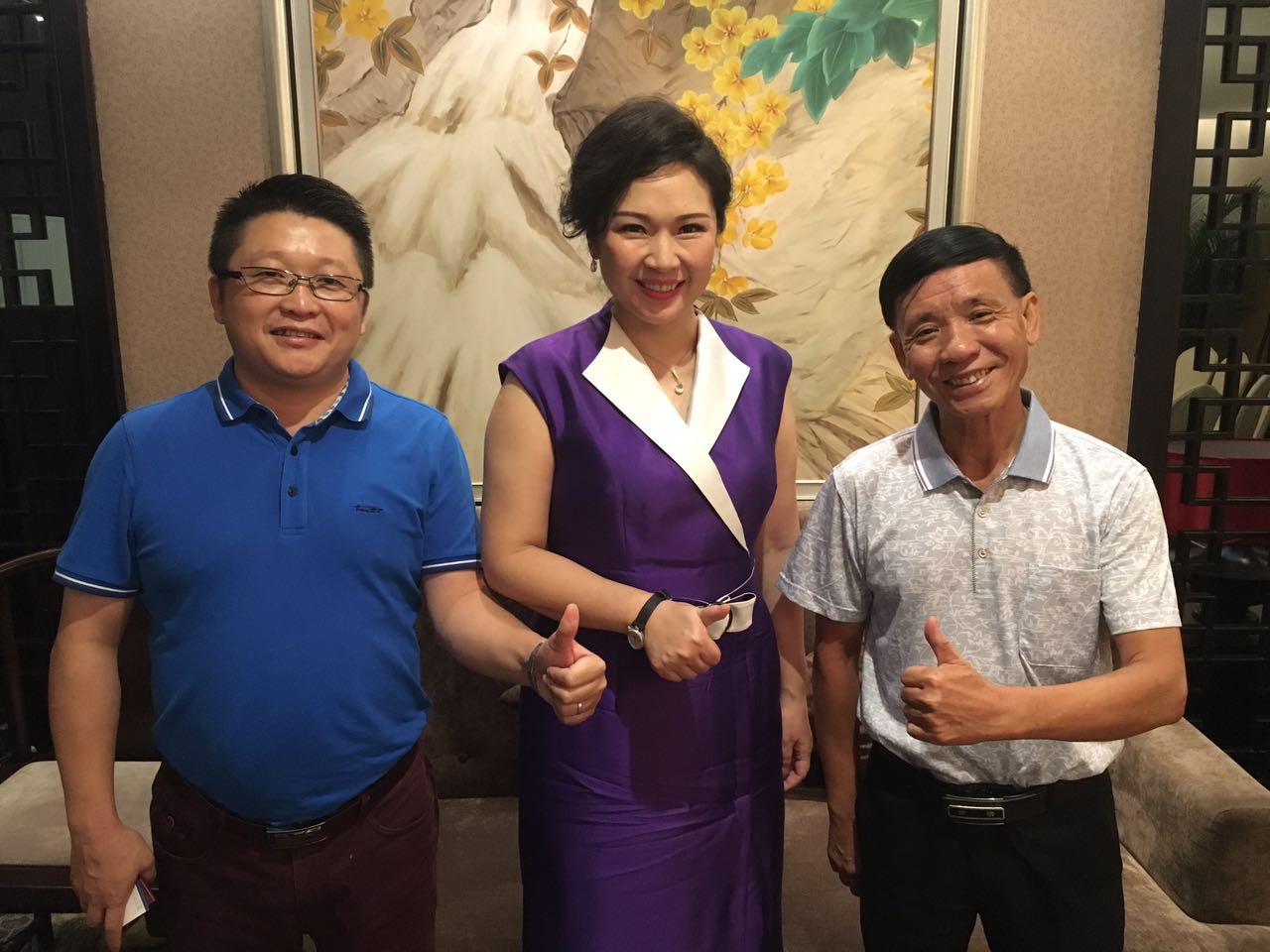 漆強(qiáng)化工總經(jīng)理張文與蘭芳、胡景釗合影