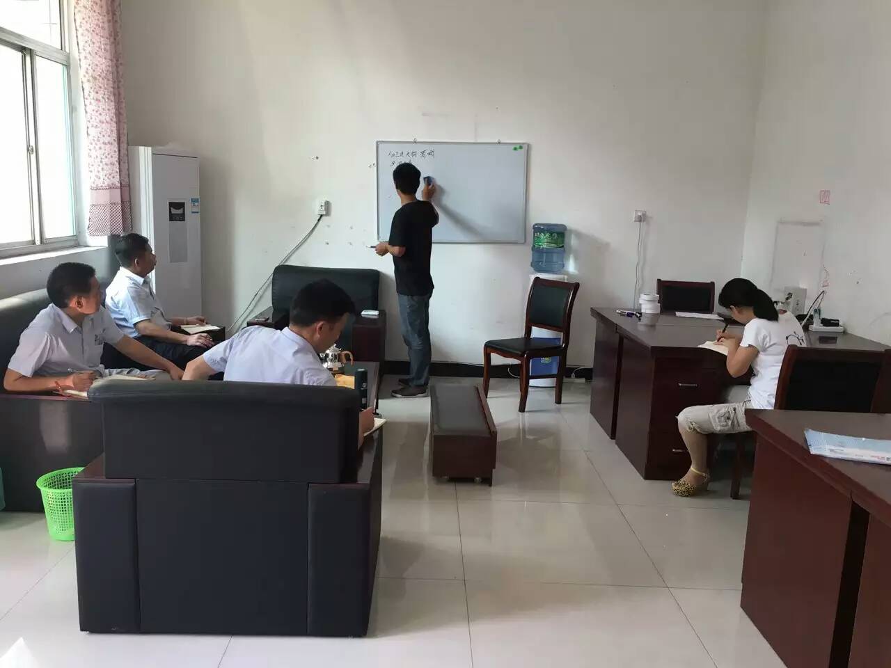 戴老師為漆強(qiáng)外省業(yè)務(wù)經(jīng)理進(jìn)行經(jīng)銷(xiāo)商服務(wù)培訓(xùn)