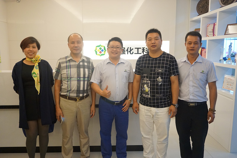 漆強(qiáng)化工張總和湖南商會家具協(xié)會李會長一行人合影