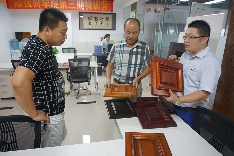 李會長和周理事被漆強(qiáng)水性漆所做的產(chǎn)品效果所吸引