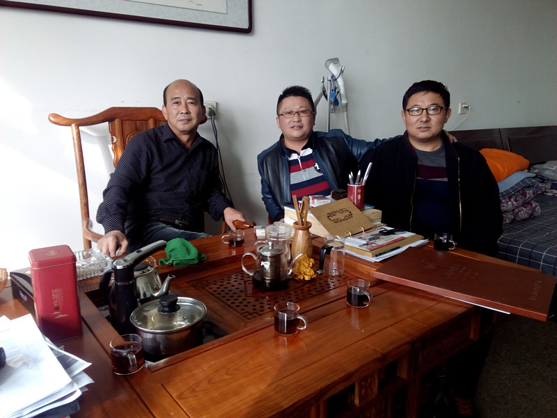 漆強化工總經(jīng)理張文(中)與河北正定漆豐總代理房志堅（右）