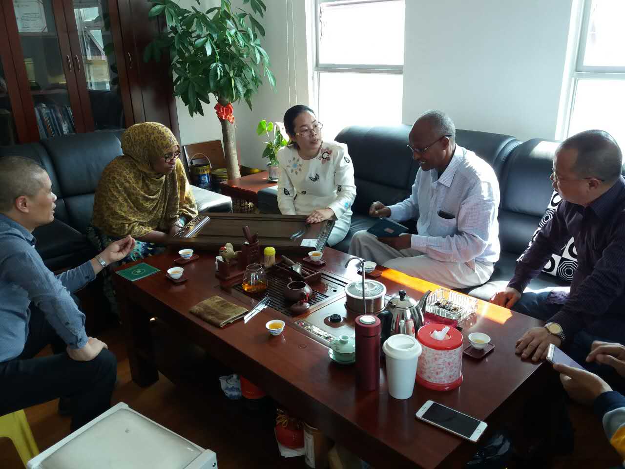 mohamud一行人來到了漆強化工生產(chǎn)基地參觀指導