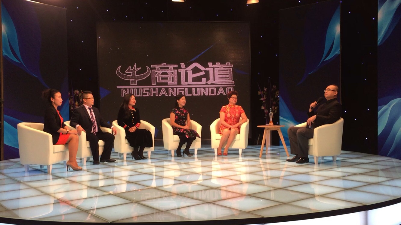 漆強(qiáng)化工總經(jīng)理張文與各位專家 節(jié)目錄制現(xiàn)場(chǎng)