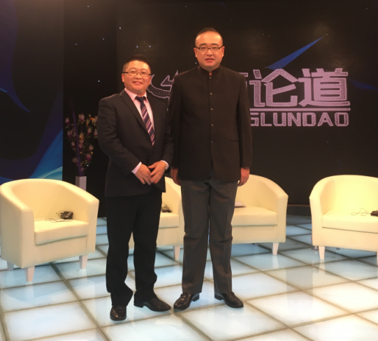 漆強(qiáng)總經(jīng)理：張文(左)和央視主持人：朱軼(右)合影