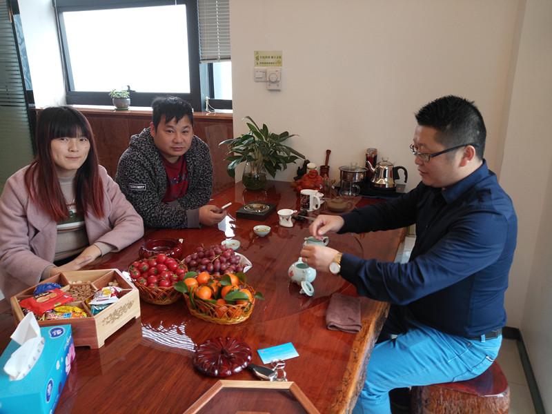 福建泉州陳總（左一）、曾總（左二）和漆強(qiáng)化工總經(jīng)理張文（右一）